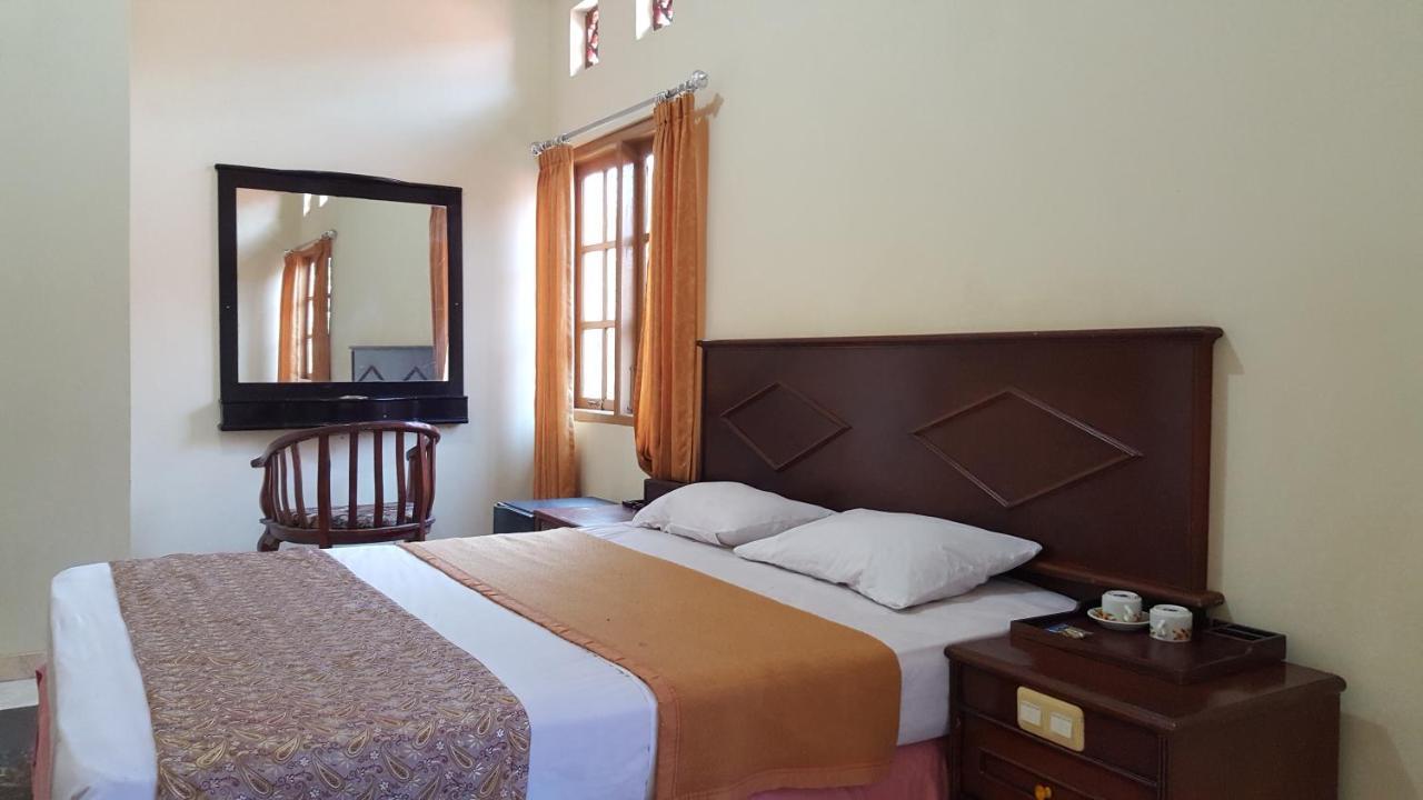 Putri Duyung Guest House Karangpandan Exterior foto