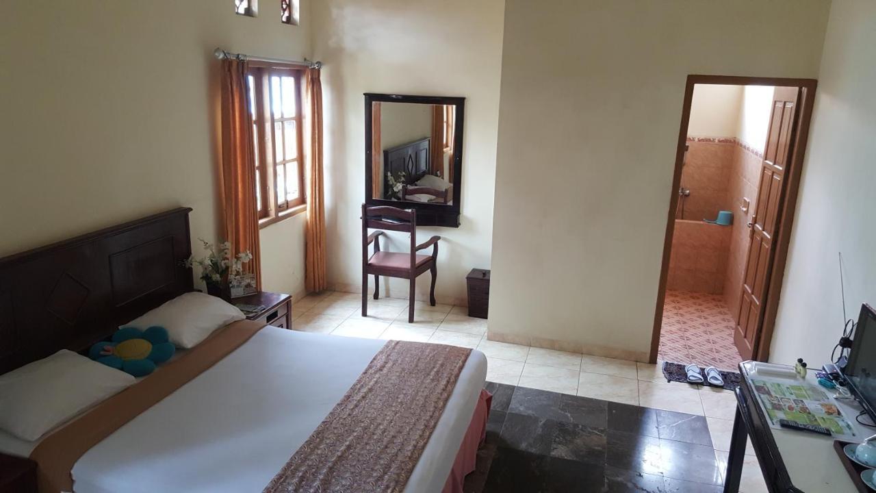 Putri Duyung Guest House Karangpandan Exterior foto